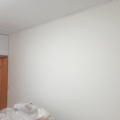 שולחן מכוסה בניילון עם כלי צביעה