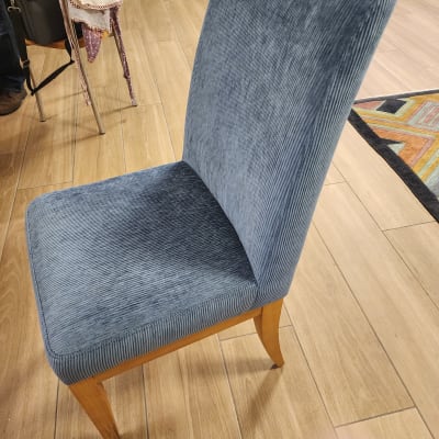 כיסא מרופד בבד כחול עם רגלי עץ