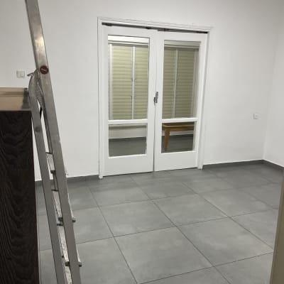 רצפה נקייה עם סולם וחלון