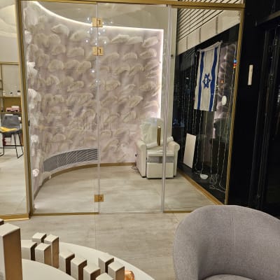 דלת זכוכית עם מסגרת זהב בחדר מעוצב