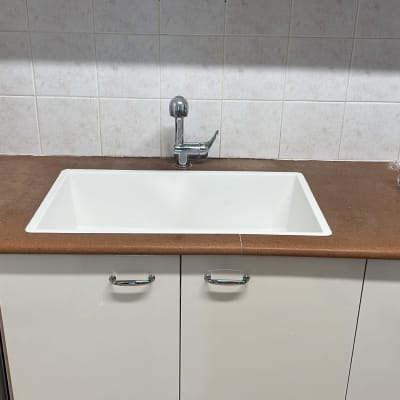 כיור במטבח עם משטח עבודה חום