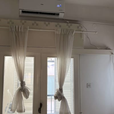 מזגן מותקן על קיר עם תצוגת טמפרטורה