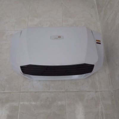 מכשיר חימום אוויר מותקן על קיר בחדר אמבטיה