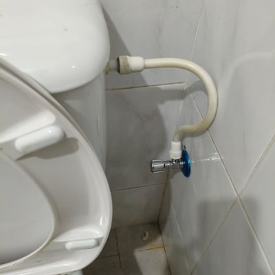 אסלה עם חיבור צינור מים ושסתום