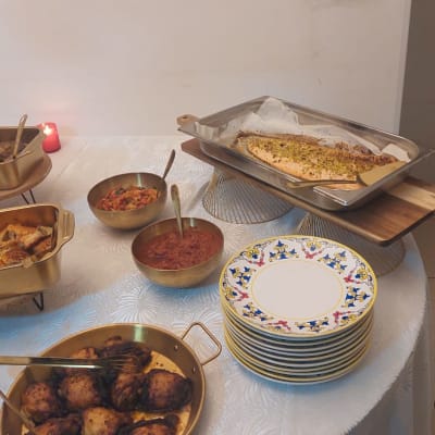 מגשי אוכל עם דגים, בשר ותוספות על שולחן קייטרינג