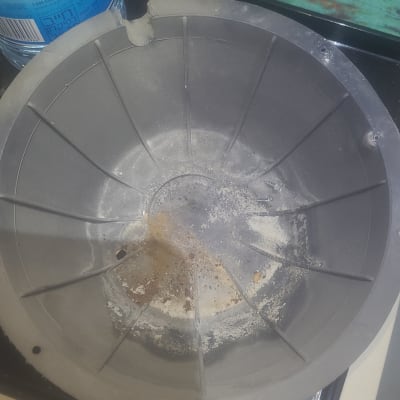 חלק מתכת עגול עם חלודה על משטח עבודה