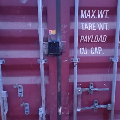 דלת מכולה עם מנעול ומוטות מתכת