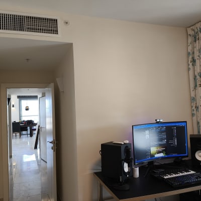 קיר צבוע בצבע אחיד ללא אלמנטים נוספים