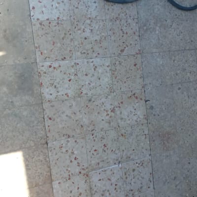 רצפת אריחים עם צינור גומי מונח עליה