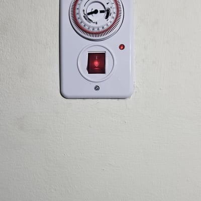 טיימר ומתג על קיר, קשור לחימום מים