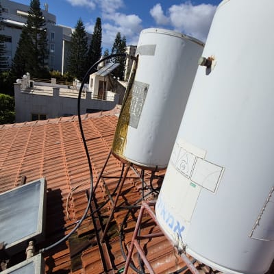 דודי שמש על גג רעפים עם קולטים סולאריים