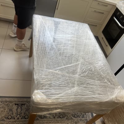 שולחן עטוף בניילון במטבח עם אדם לידו