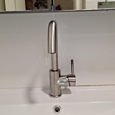 ברז נירוסטה מותקן על כיור לבן