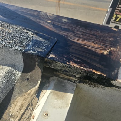 תהליך איטום על גג עם חומרים שונים