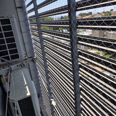 רשת למניעת כניסת יונים על מבנה