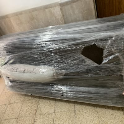 ספה עטופה בניילון עם קרע בצד