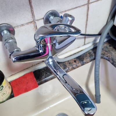 ברז מותקן בכיור עם צינור גמיש