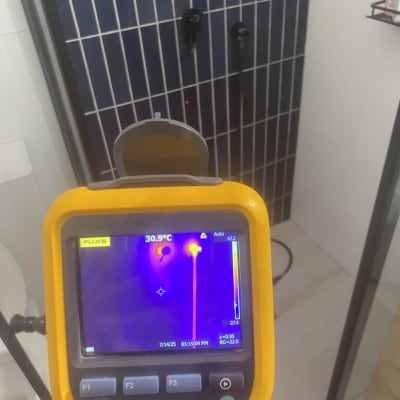 מד חום תרמי מציג דליפות מים במקלחת