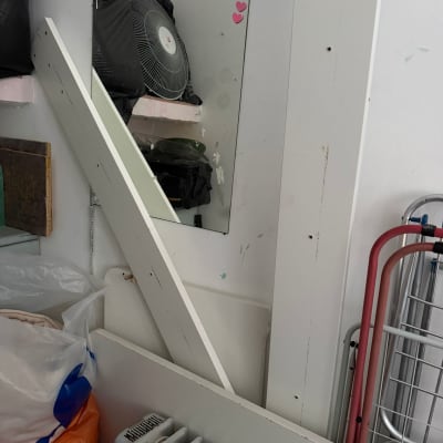 מאוורר, מראה, שקיות ופריטים נוספים בחדר