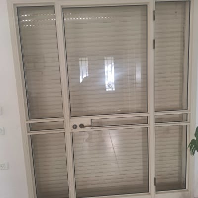 דלת עם תריסים סגורים