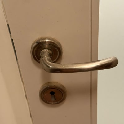 ידית ודלת עם מנעול מתכת