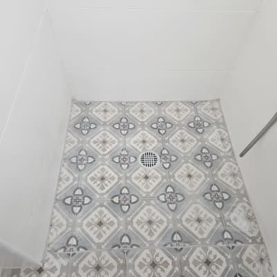 ריצוף חדש עם תבנית גיאומטרית וניקוז במקלחת