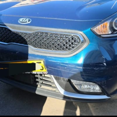 חזית רכב קיה כחול עם פגוש פגום