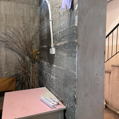 שקע חשמל על קיר בטון עם כבל מאריך