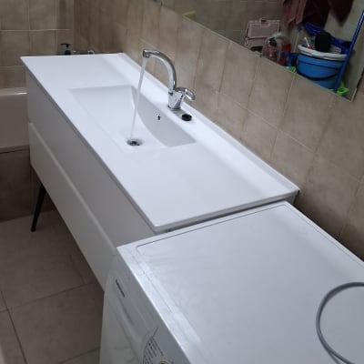 חדר אמבטיה עם כיור וברז זורם