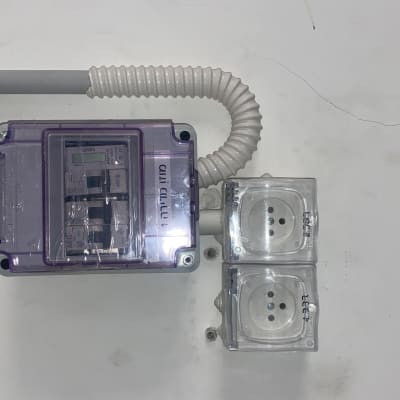 לוח חשמל עם שקעים כפולים על קיר לבן