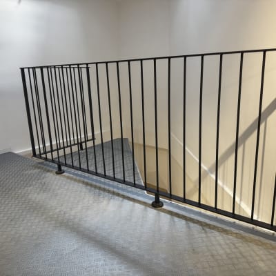 מעקה מדרגות