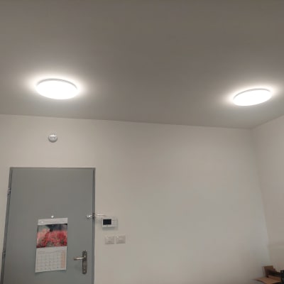 שני גופי תאורה עגולים בתקרה מוארים