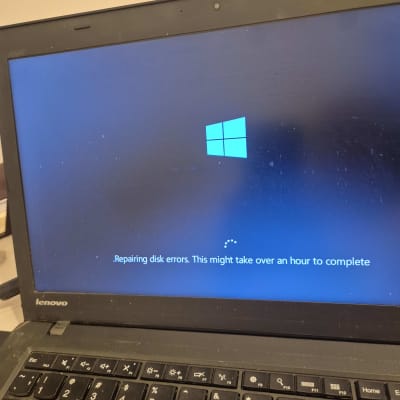 מסך מחשב נייד עם הודעת תיקון שגיאות דיסק