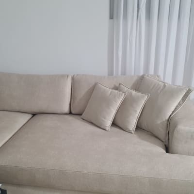 כריות מרופדות על ספה בהירה