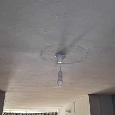 נורה תלויה מהתקרה בחדר מואר