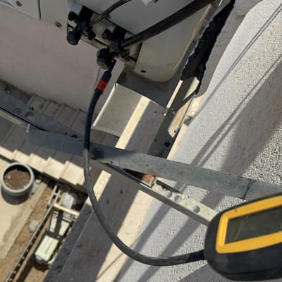 מדידת טמפרטורה ליד מזגן חיצוני על קיר