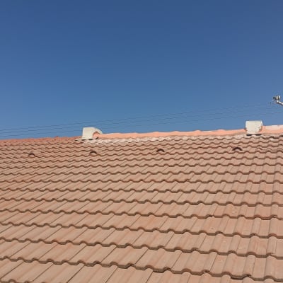 גג רעפים עם אנטנה בשמש