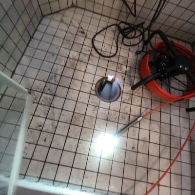 כלי איתור נזילות עם כבל אדום ותאורה על רצפה מרוצפת