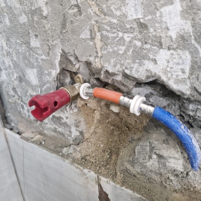 צינורות מים מותקנים בקיר בטון