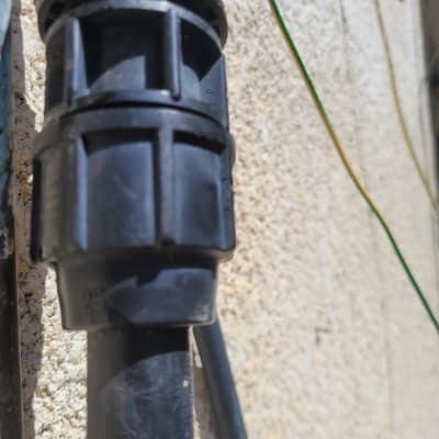 חיבור צינור פלסטיק שחור על קיר