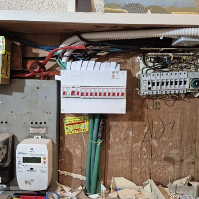 לוח חשמל עם מפסקים וחוטי חשמל