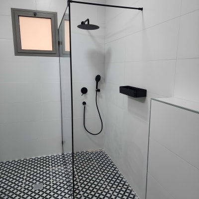 מקלחת עם ראש גשם, קיר זכוכית ורצפה מעוצבת