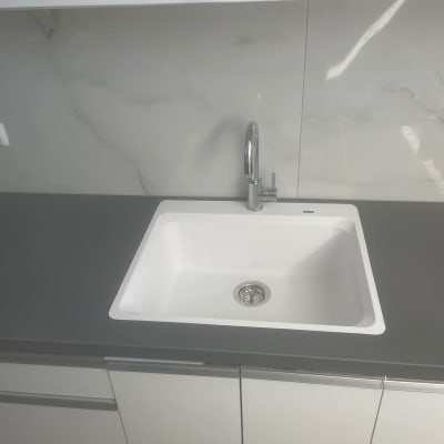 קיר שיש לבן מאחורי כיור מטבח