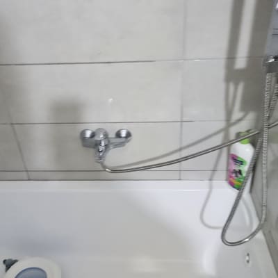 אמבטיה עם ברז ומקלחת, מתאים לעבודת אינסטלציה