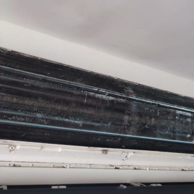 יחידת מיזוג אוויר עם לכלוך על הסלילים