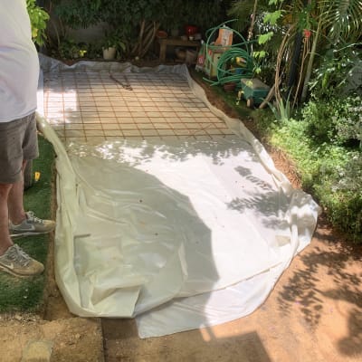 יריעת פלסטיק על הקרקע עם רשת ברזל