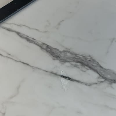 שיש עם פגם קטן על פני השטח