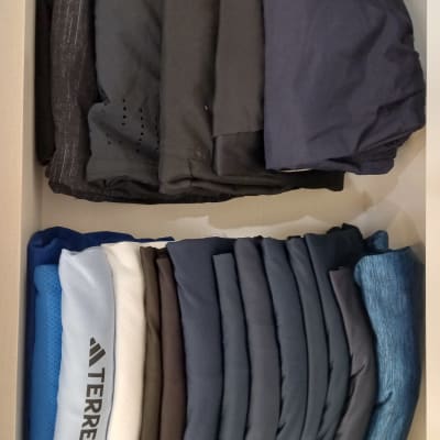 בגדים מקופלים ומסודרים במגירה