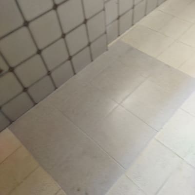 ריצוף חדש על רצפה ישנה בתהליך שיפוץ