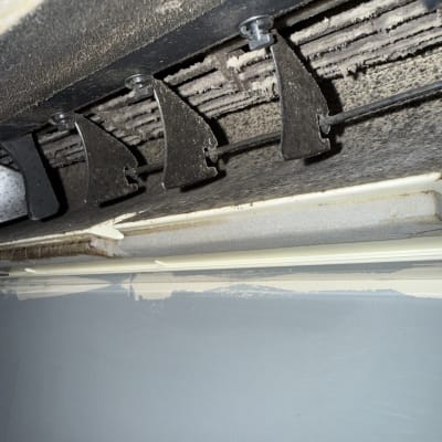 חלק פנימי של מזגן עם לכלוך ואבק